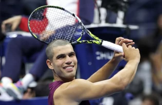 Carlos Alcaraz celebra a primeira das sete vitórias no US Open de 2025 (Divulgação)