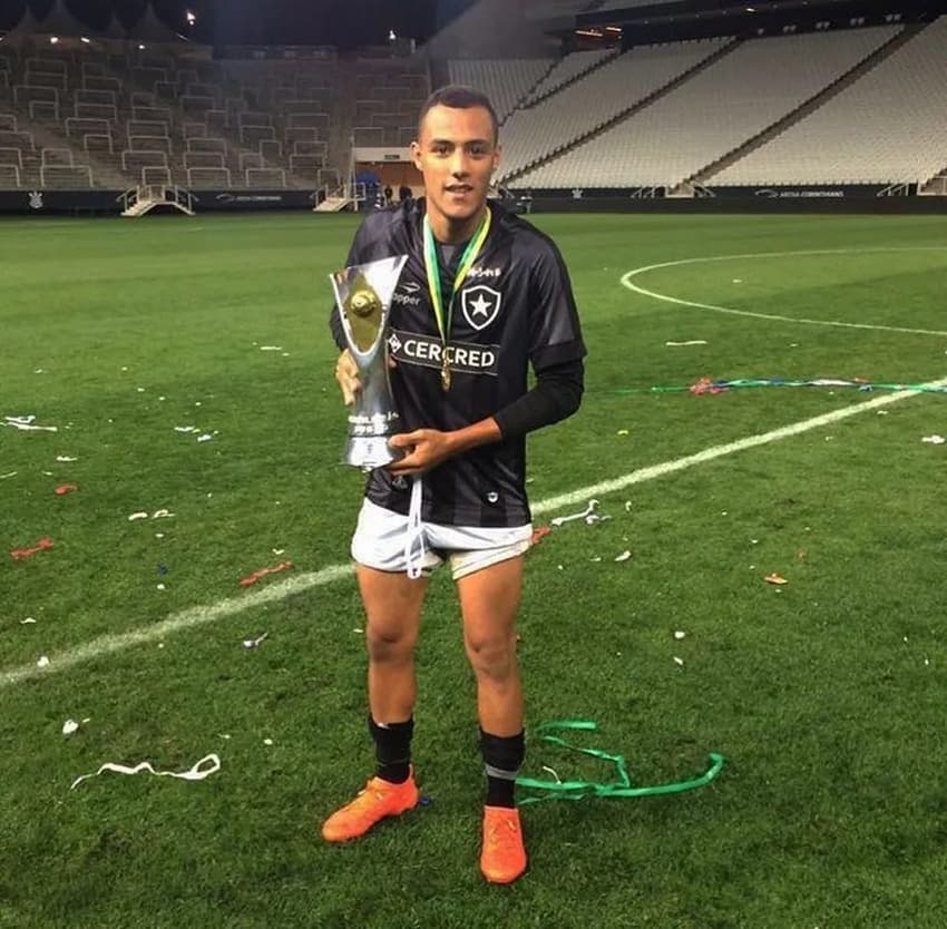 Victor Lindenberg foi campeão brasileiro sub-20 pelo Botafogo (Foto: Divulgação)