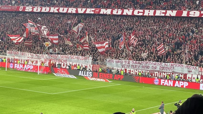 Faixas contra Boateng como assistente de Kompany durante jogo do Bayern (Foto: Reprodução)