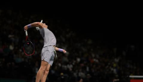 João Fonseca saca na estreia do Masters 1000 de Paris (Divulgação)