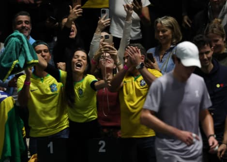 A torcida brasileira celebra a vitória de João Fonseca na estreia do Masters 1000 de Paris (Divulgação)