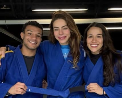 Daniella Cicarelli, ao centro, começou o jiu-jitsu em abril (Reprodução)