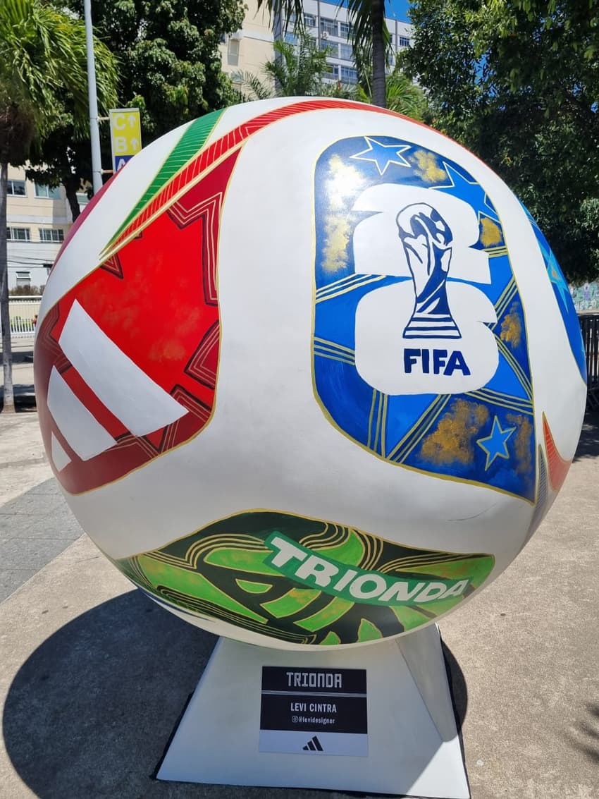 Réplica da Trionda Pro, bola da Copa do Mundo, é destaque nos entornos do Maracanã (Foto: Lucas Bayer)