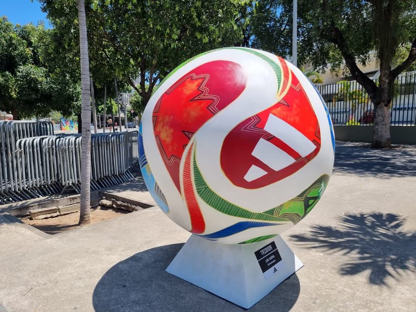 Réplica da Trionda Pro, bola da Copa do Mundo, é destaque nos entornos do Maracanã (Foto: Lucas Bayer)