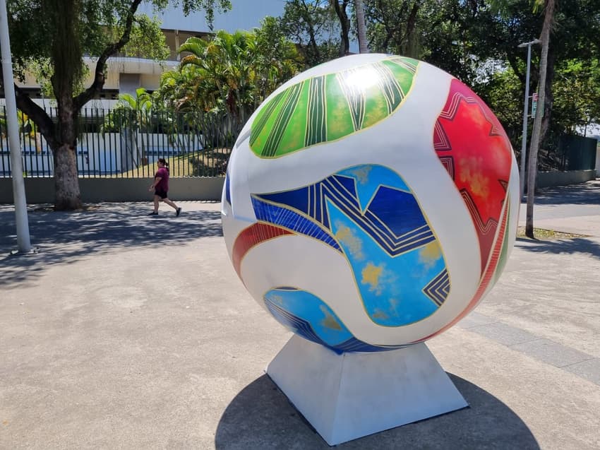 Réplica da Trionda Pro, bola da Copa do Mundo, é destaque nos entornos do Maracanã (Foto: Lucas Bayer)
