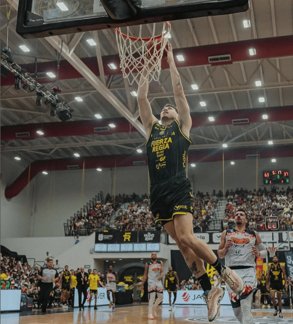 Pivô Lucas Doria, novo reforço do Flamengo e filho do ex-jogador da seleção brasileira e do rubro-negro carioca, Celso Bueno Doria (Foto: Reprodução / Instagram)
