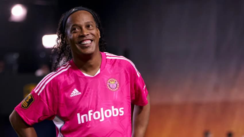 Ronaldinho Gaúcho pela equipe do Porcinos (ESP) (Foto: Divulgação)