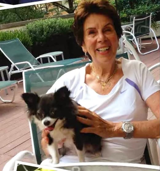 Maria Esther Bueno com o pet de um amigo no US Open de 2012 (Reprodução)