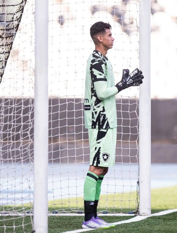 Christian Loor tem contrato com o Botafogo até o fim de 2028 (Foto: Reprodução/Instagram)