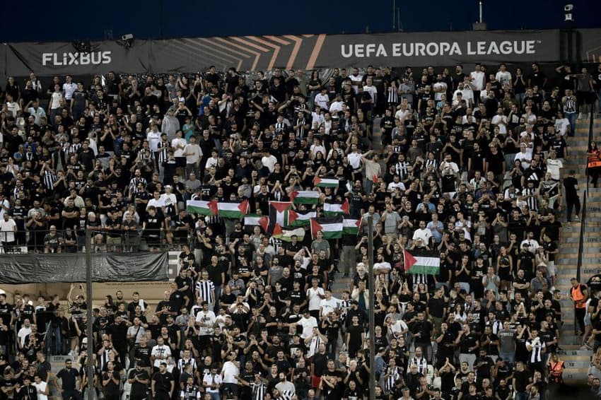 Uefa x Israel: Torcedores do PAOK, da Grécia erguem bandeiras da Palestina em partida contra o Maccabi Tel-Aviv, em partida válida pela Europa League (Foto: Sakis Mitrolidis/ AFP)