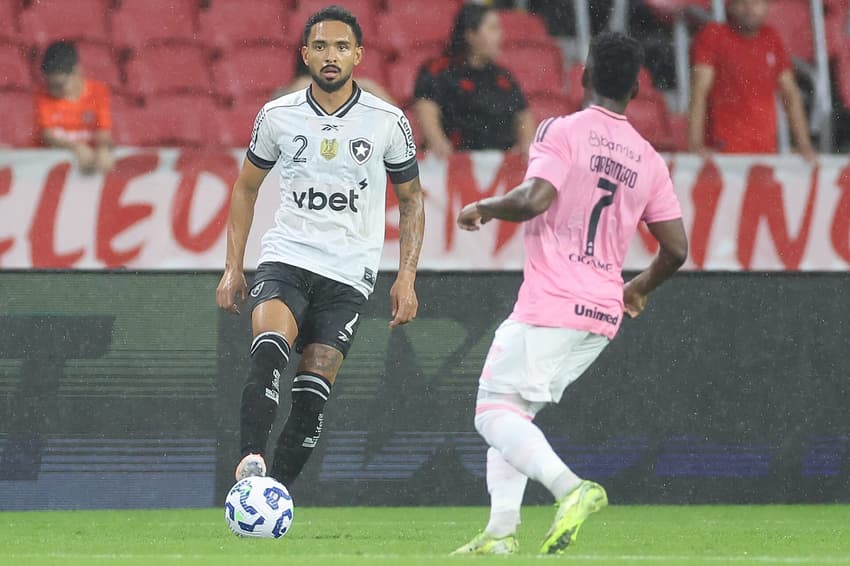 Vitinho em ação no jogo entre Internacional e Botafogo pelo Brasileiro, no Beira-Rio