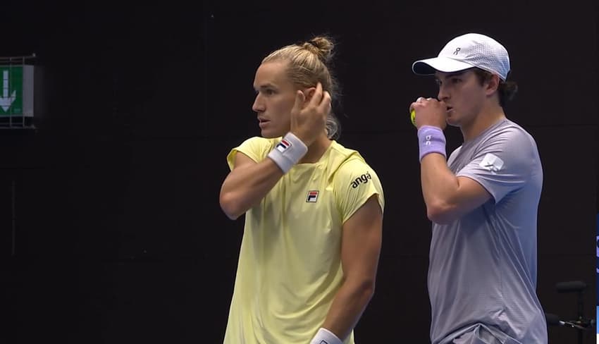João Fonseca e Rafael Matos durante partida no ATP 500 de Basileia (Foto: Reprodução X)