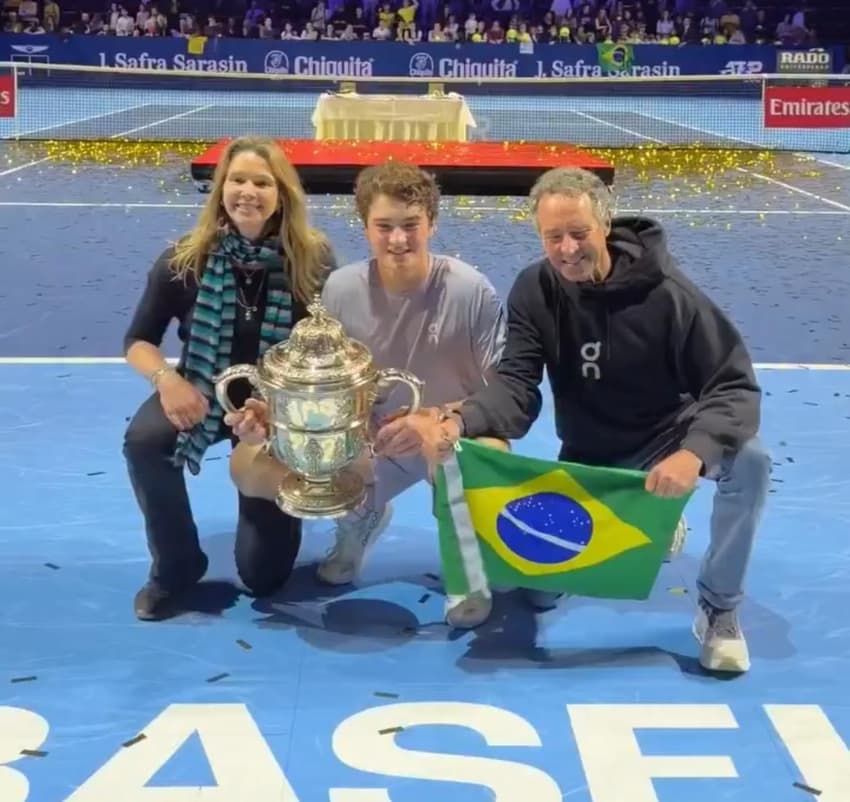 João Fonseca sorri ao lado de seus pais após a vitória no ATP 500 da Basileia.