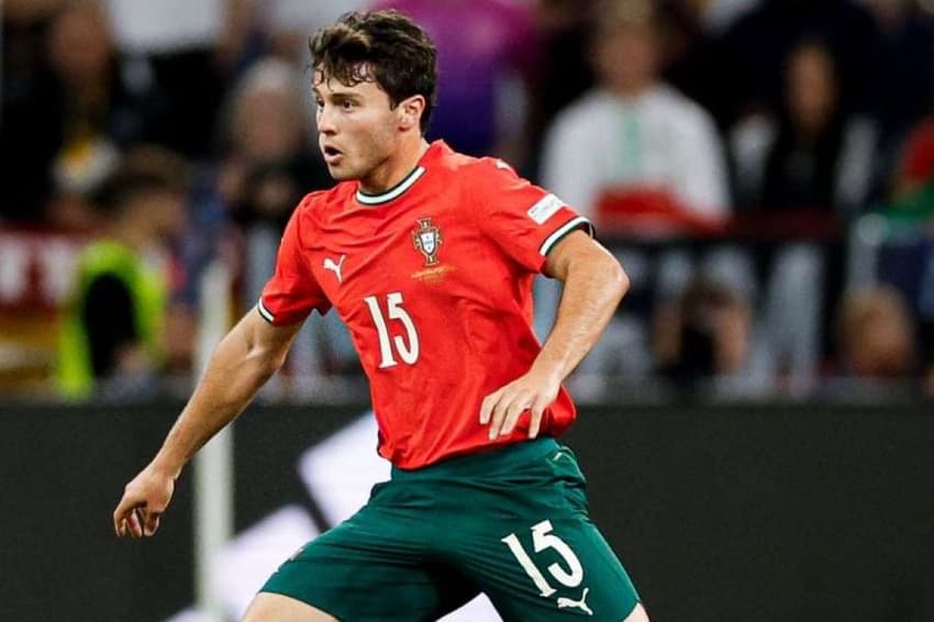 João Neves em campo pela seleção de Portugal.