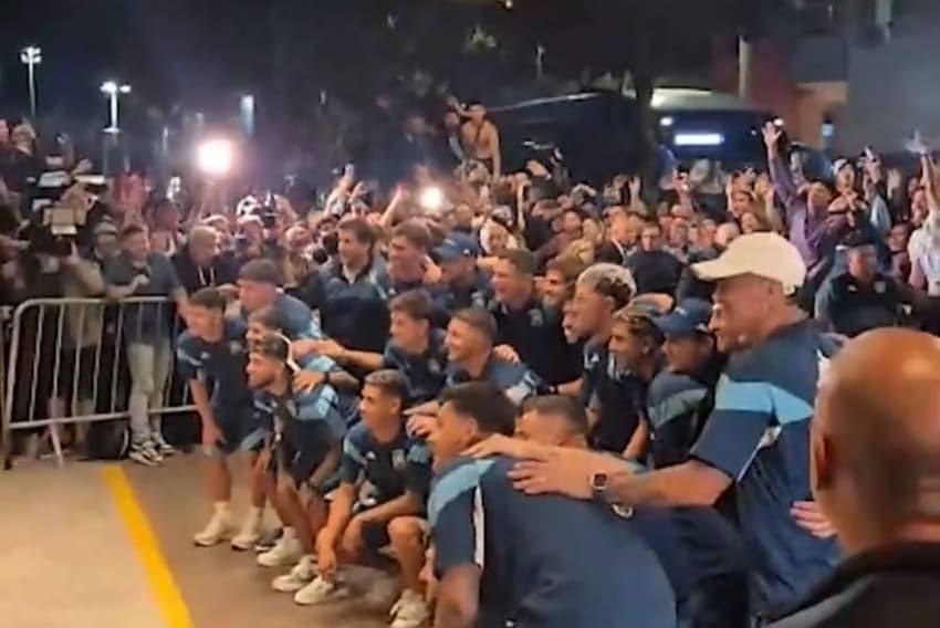 Jogadores do Racing com a torcida (Foto: Reprodução)