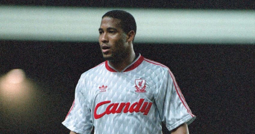 John Barnes em ação pelo Liverpool contra o Arsenal (Foto: Reprodução/Liverpool)