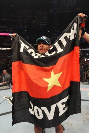 José Aldo com a bandeira de organizada do Flamengo no UFC (Foto: Divulgação/UFC)