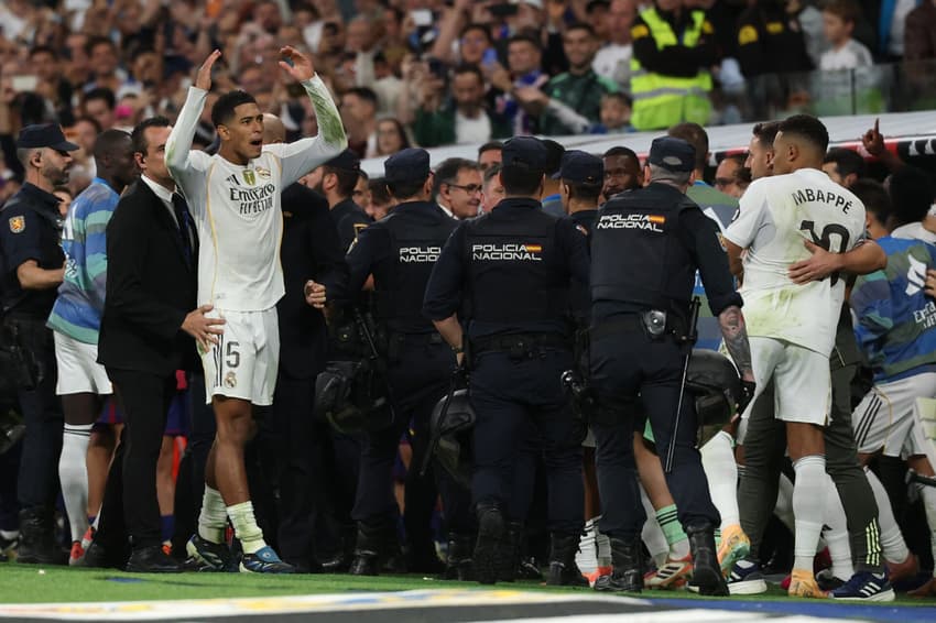 Jude Bellingham comemora vitória do Real Madrid sobre o Barcelona (Foto: JAVIER SORIANO / AFP)