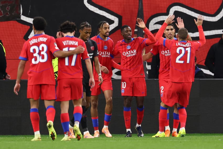 Jogadores comemoram goleada do PSG sobre o Leverkusen na Champions League (Foto: FRANCK FIFE / AFP)