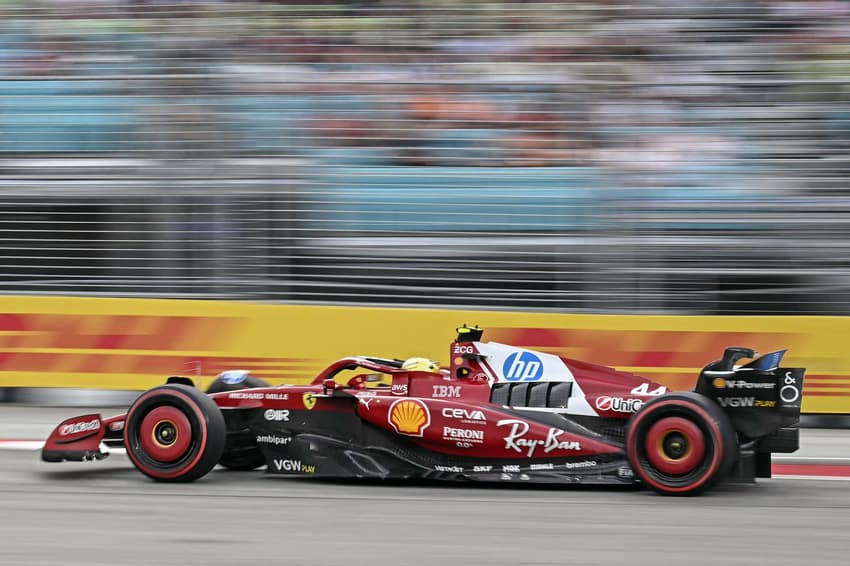 Lewis Hamilton em ação no GP de Singapura pela F1 2025 (Foto: Lillian SUWANRUMPHA / AFP)