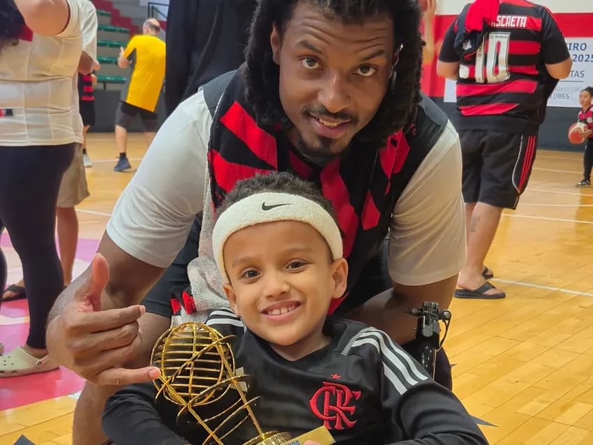 Torcedor mirim Lionel Messi com Shaq Johnson, do Flamengo Basquete (Foto: Reprodução/Instagram: @rubronegromirim)