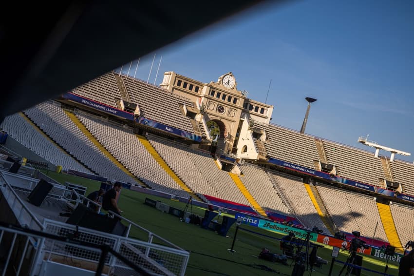 Estádio Olímpico Lluís Companys antes de receber o confronto entre Barcelona e PSG (Foto: Reprodução)