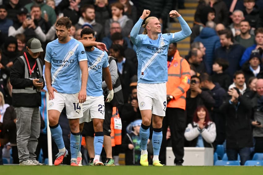 Haaland marcou os dois gols da vitória do Manchester City sobre o Everton na Premier League (Foto: Oli SCARFF / AFP)