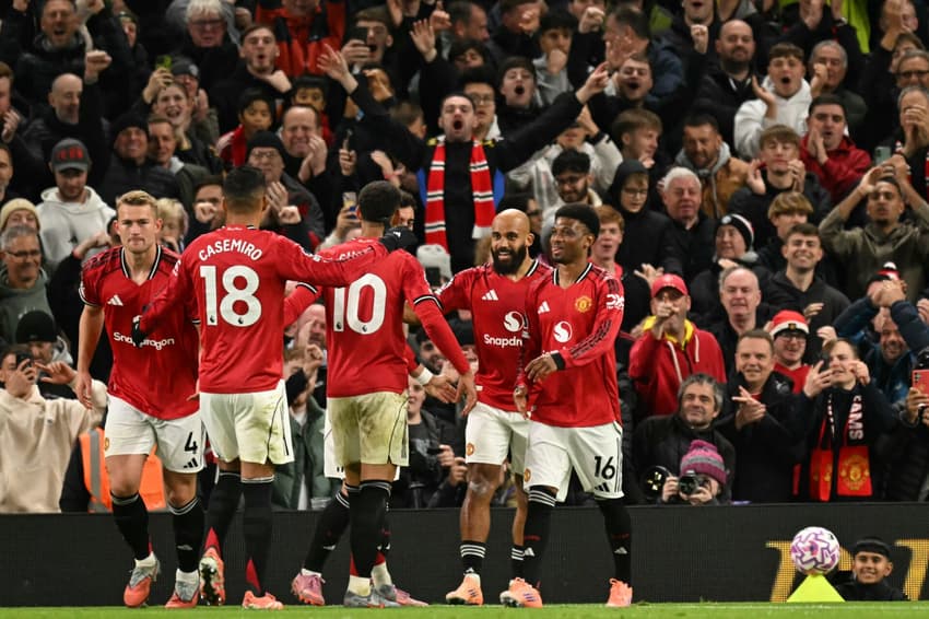 Com dois gols brasileiros, o Manchester United venceu o Brighton por 3 a 0, pela Premier League (Foto: Oli SCARFF / AFP)