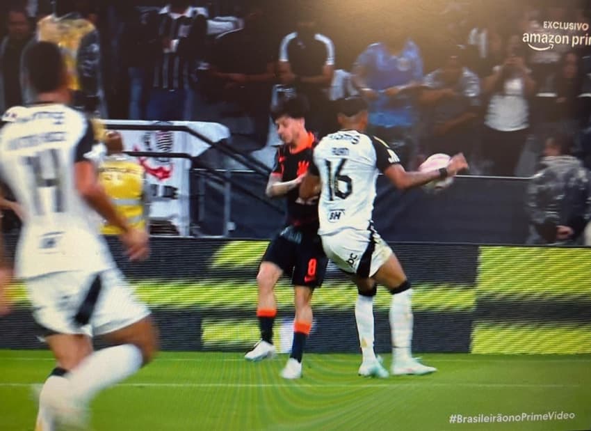 Nadine apontou erro da arbitragem em Corinthians x Atlético-MG (Foto: Reprodução Prime Vídeo)
