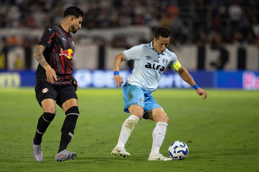 Marlon, do Grêmio, em ação contra o Bragantino (Foto: Joisel Amaral/AGIF)