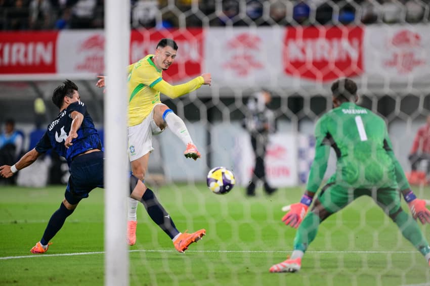 Gabriel Martinelli chuta para marcar o 2º gol do Brasil sobre o Japão