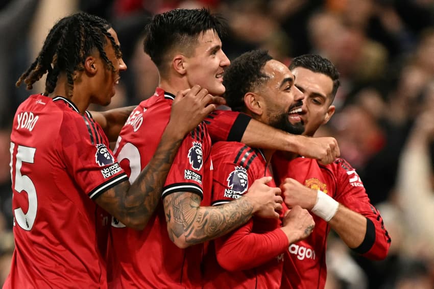Jogadores do Manchester United comemoram gol de Matheus Cunha sobre o Brighton na Premier League (Foto: Oli SCARFF / AFP)