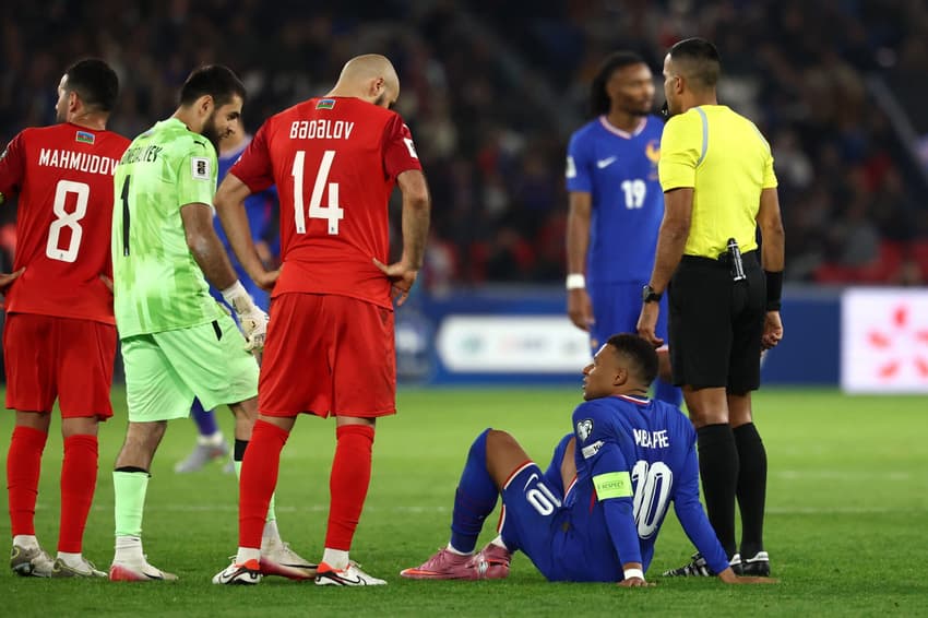 Kylian Mbappé sente lesão em partida entre França e Azerbaijão, pelas Eliminatórias da Copa do Mundo de 2026 (Foto: Anne-Christine POUJOULAT / AFP)