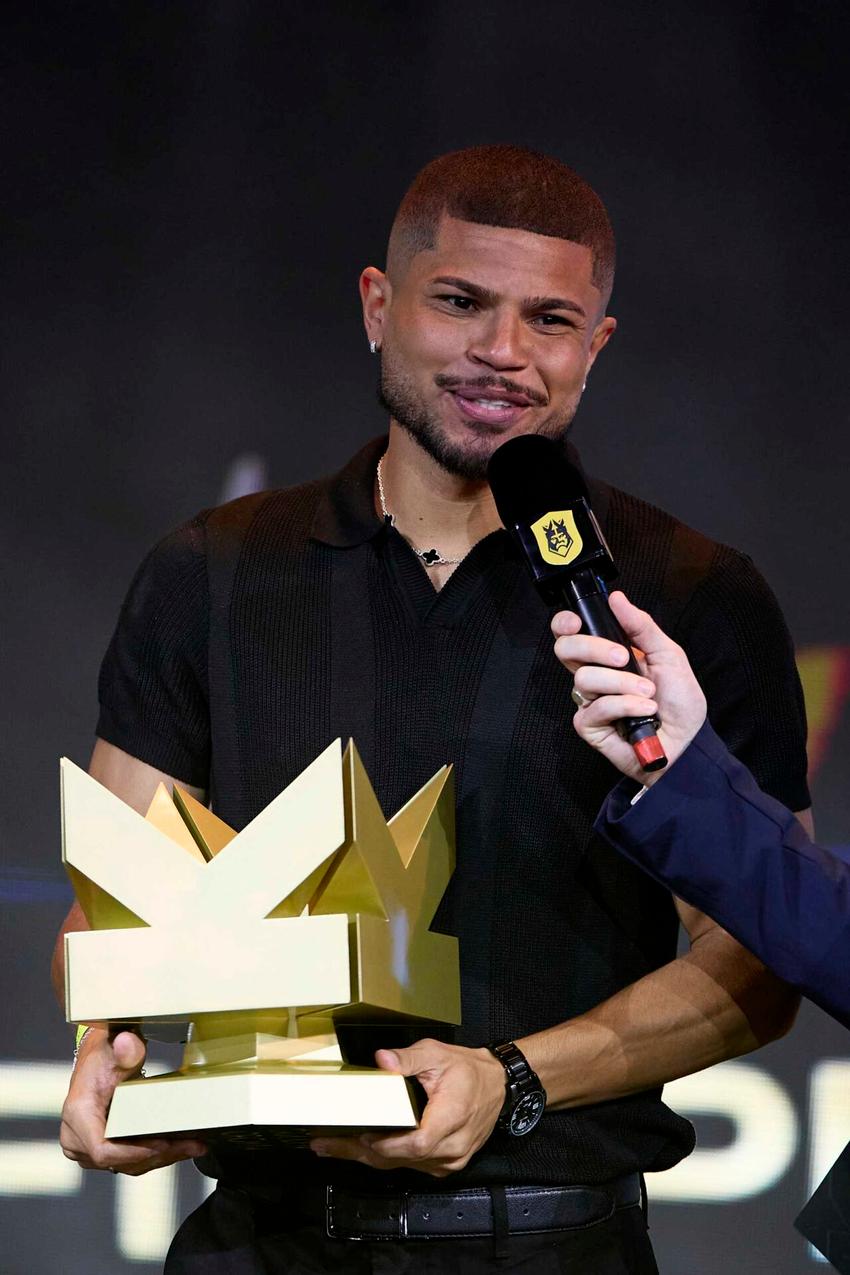 Lipão, do Brasil e da FURIA, recebe prêmio de melhor do mundo da Kings Legue (Foto: Divulgação)