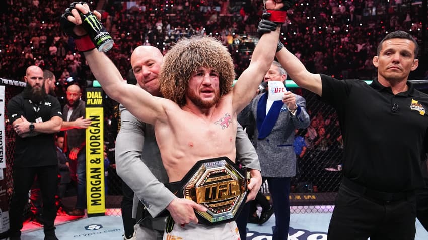 Merab Dvalishvili comemorando cinturão do UFC (Foro: Reprodução/X/UFC)