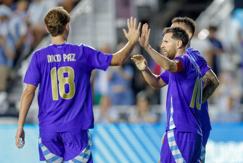 Nico Paz e Messi se cumprimentam no amistoso entre Argentina e Porto Rico (Foto: Chris Arjoon / AFP)