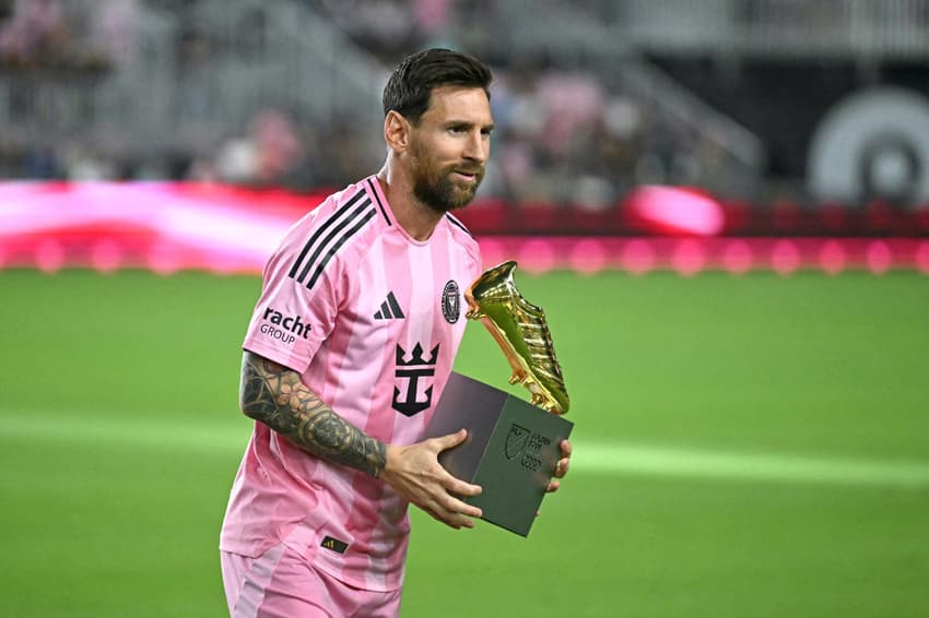 Lionel Messi posa com a Chuteira de Ouro da MLS antes do jogo do Inter Miami contra o Nashville (Foto: Chandan Khanna/AFP)