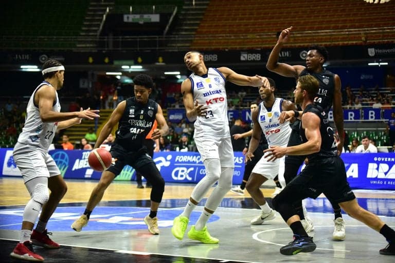 Jogadores de KTO Minas e Brasília disputam a bola (Foto: Reprodução/NBB)