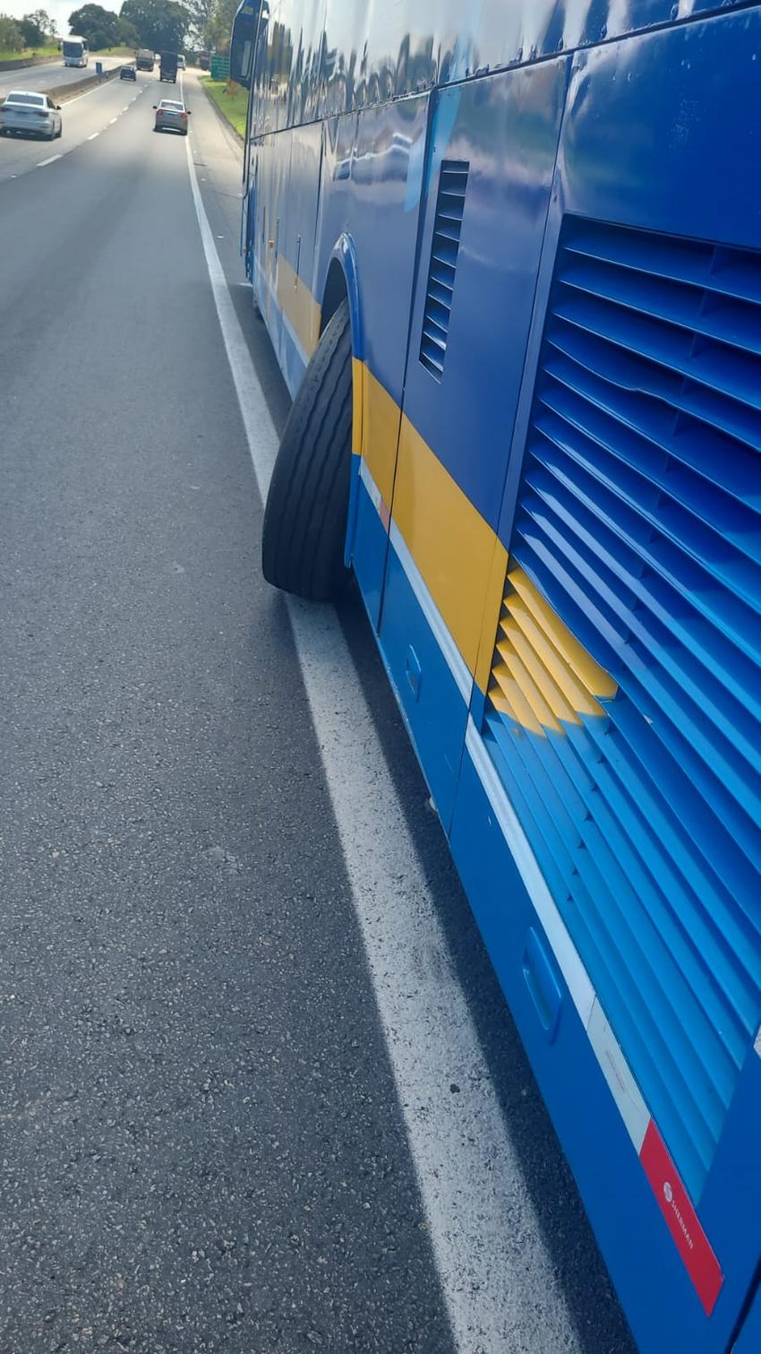 Problema na roda do ônibus original que transportava a torcida do Flamengo (Foto: Reprodução)