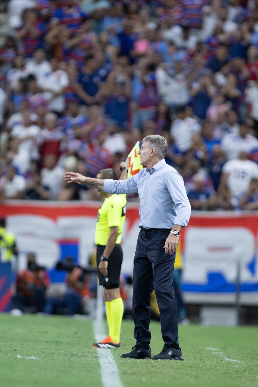 Técnico Palermo durante o jogo entre Fortaleza e Flamengo (Foto: Baggio Rodrigues/AGIF)