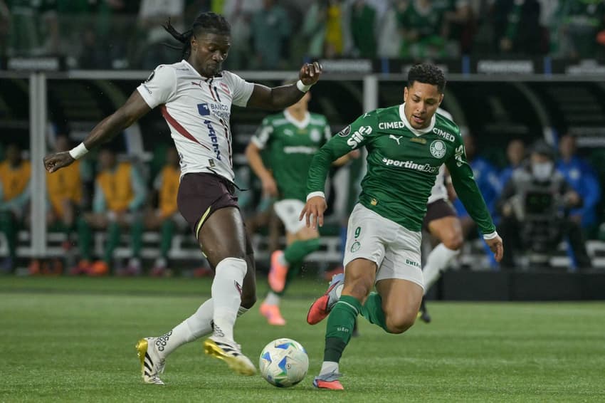 Vitor Roque em ação em Palmeiras x LDU pela semifinal da Libertadores