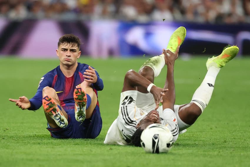 Pedri durante partida entre Real Madrid e Barcelona pelo Campeonato Espanhol 2025/2026 (Foto: Oscar DEL POZO / AFP)