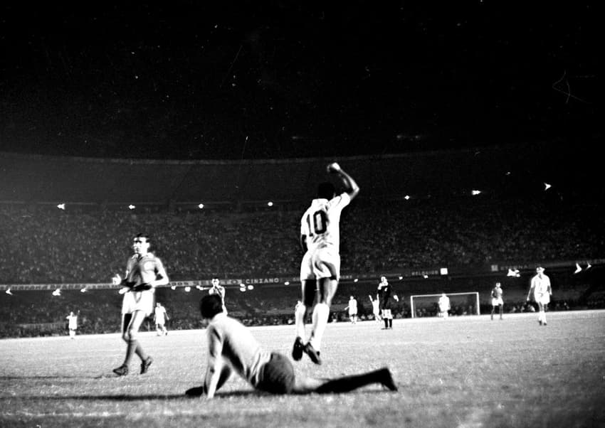 Halloween do Lance!: Santos 3 x 2 Benfica, no Maracanã. Terceiro gol marcado por Pelé (Foto: Acervo/Lance!)