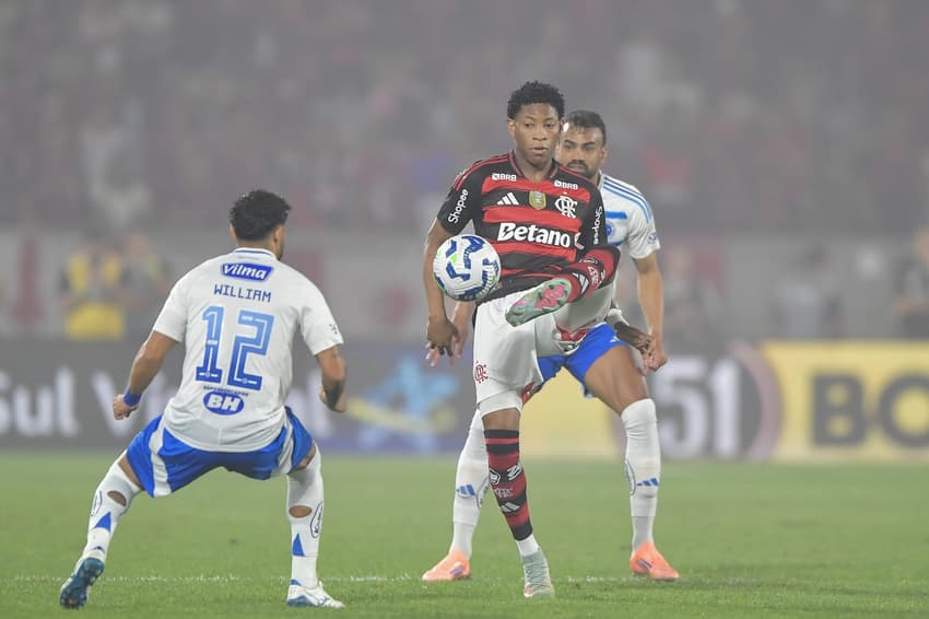 Gonzalo Plata em ação em Flamengo x Cruzeiro (Foto: Thiago Ribeiro/AGIF)