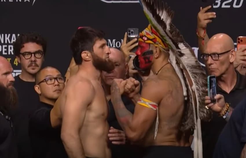 Alex Poatan e Magomed Ankalaev se encaram antes da luta no UFC 320.
