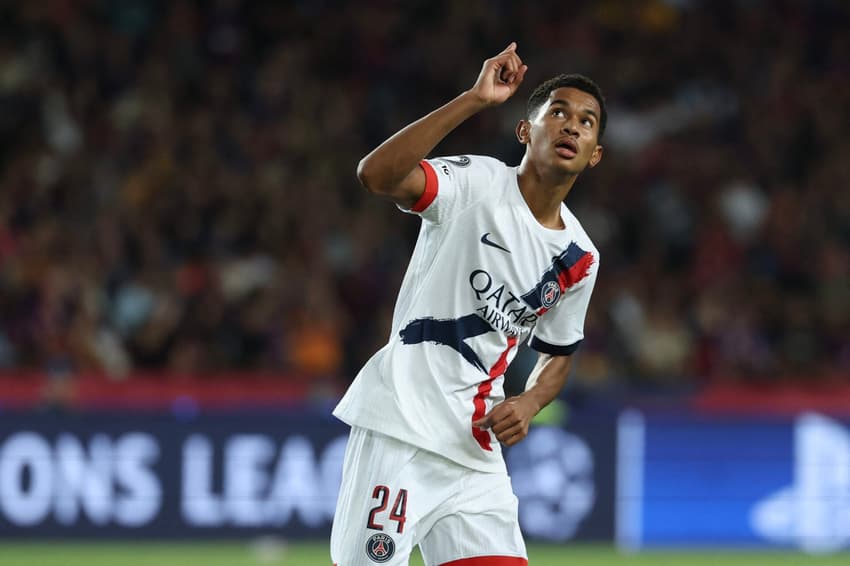 Senny Mayulu, do PSG, comemora gol contra o Barcelona, pela Champions League (Foto: Lluis GENE / AFP)