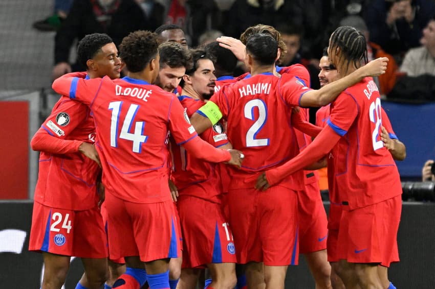 Jogadores comemoram goleada do PSG sobre o Leverkusen na Champions League (Foto: Ina Fassbender / AFP)