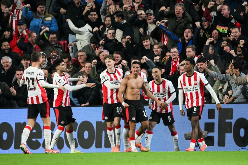 Pela Champions League, o PSV goleou o Napoli por 6 a 2 (Foto: NICOLAS TUCAT / AFP)