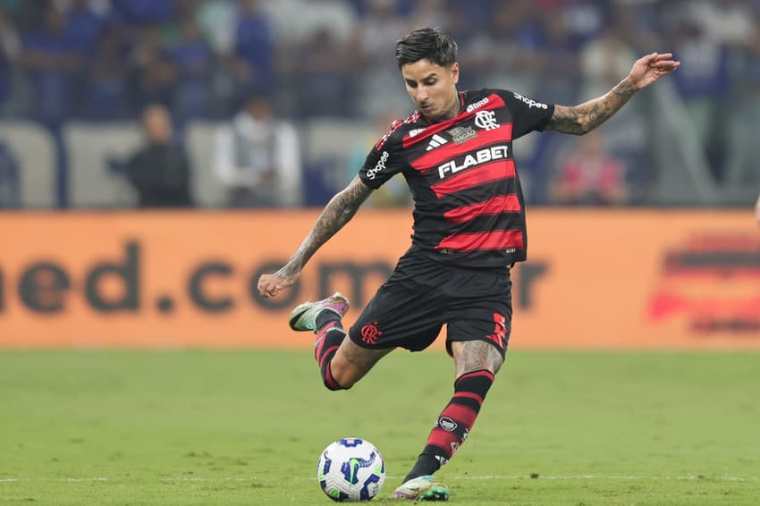 Erick Pulgar, do Flamengo, durante partida contra o Cruzeiro pelo Brasileirão (Foto: Gilson Lobo/AGIF)