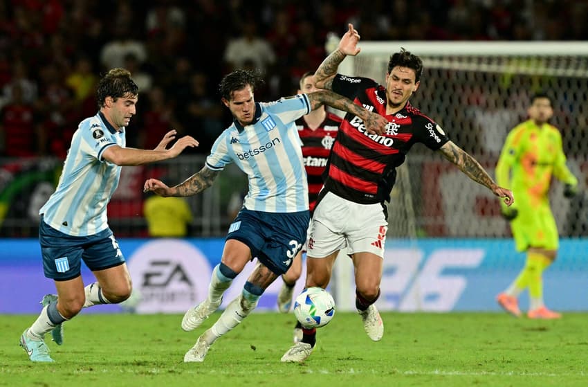 Pedro está fora do jogo em Avellaneda (Foto: Pablo Porciuncula / AFP)